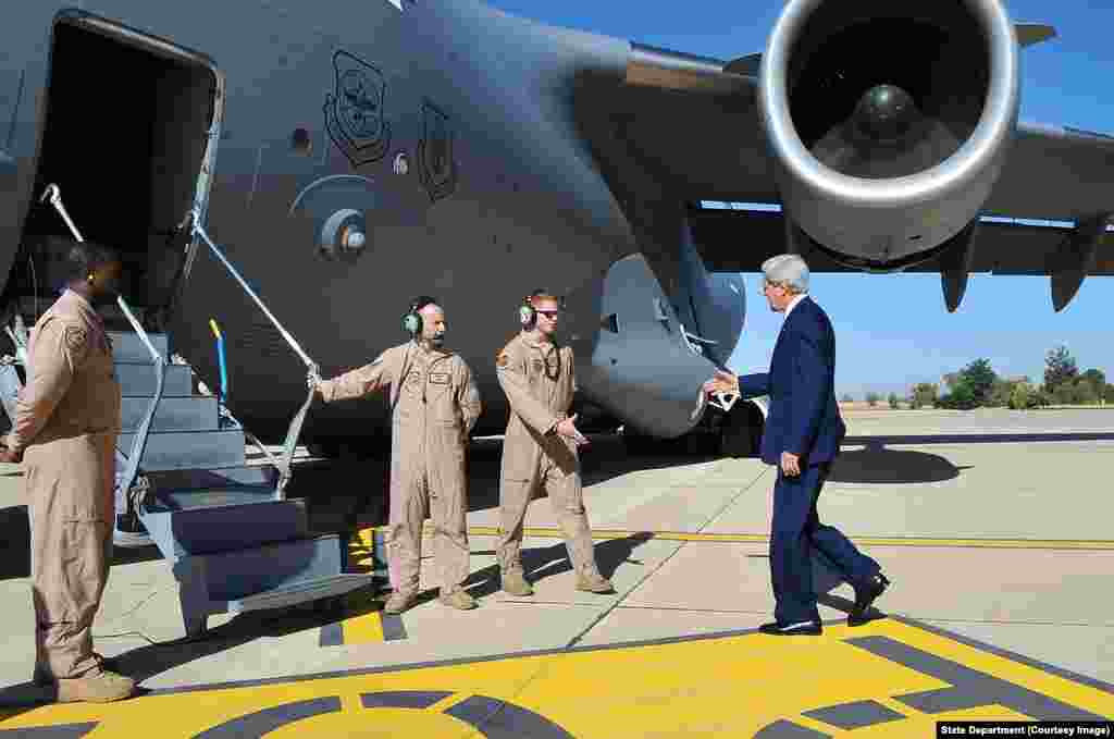 Secretary Kerry Greets Crew of Air Force Plane Flying Him to Iraq.