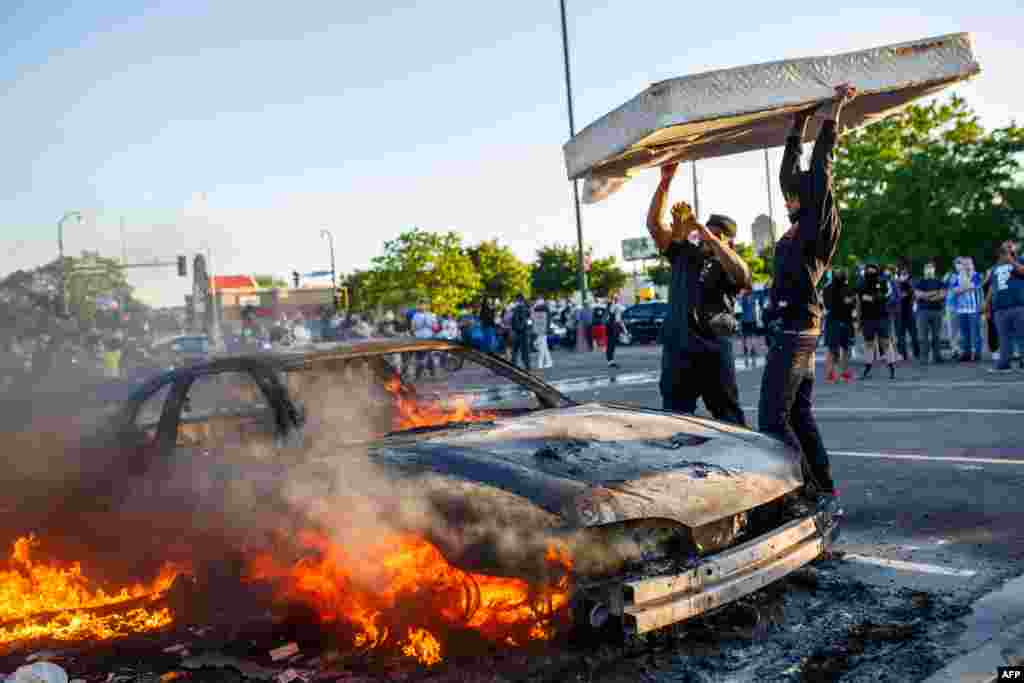مشتعل مظاہرین نے احتجاجی مظاہروں کے دوران کئی گاڑیوں کو نذر آتش جب کہ املاک کو بھی نقصان پہنچایا ہے۔