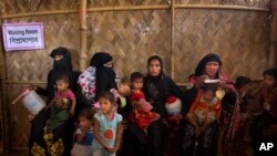 Pengungsi perempuan muslim Rohingya bersama anak-anak mereka menunggu di sebuah pusat nutrisi untuk memperoleh makanan bagi anak-anak mereka di kamp pengungsi Balukhali, 50 kilometer dari Cox's Bazar, Bangladesh, 23 Januari 2018.