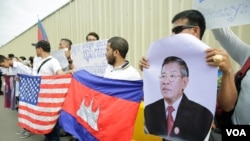 Almost three dozen security guards fired by the U.S. Embassy in Cambodia for allegedly sharing pornography on smartphones they used for work have held a protest demanding proper compensation from their former employer, Phnom Penh, Cambodia, June 19, 2018. (Tum Malis/VOA Khmer)