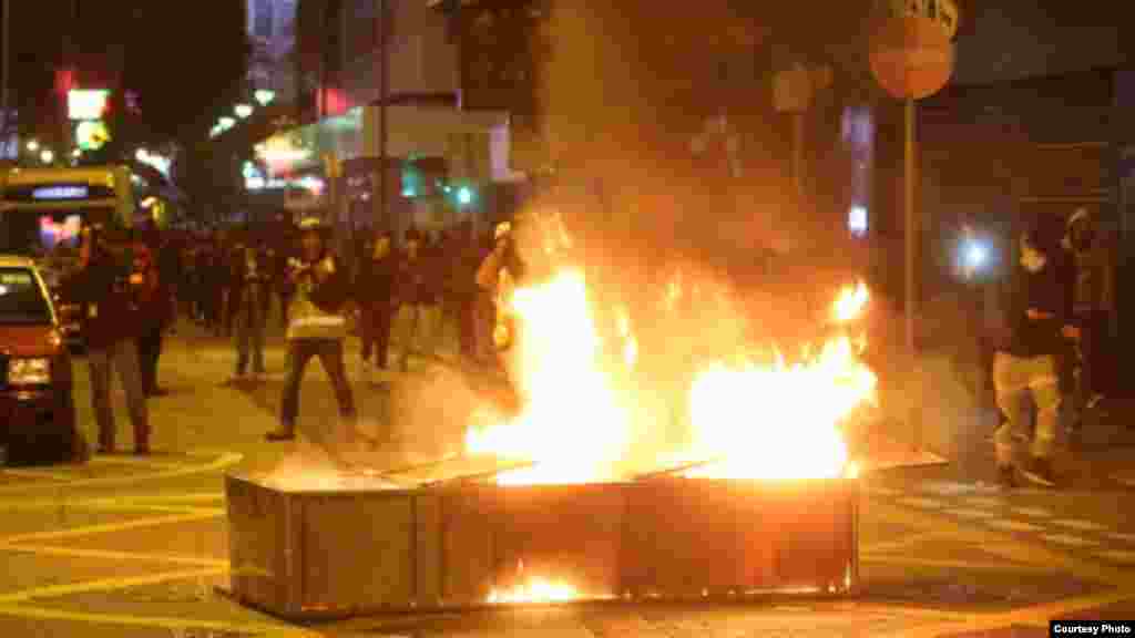 旺角街头夜市大年初一晚爆发激烈警民冲突 (苹果日报) 