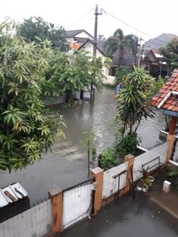 Banjir di perumahan warga Kelurahan Harapan Jaya, Bekasi Utara pada Rabu, 1 Januari 2020. (Foto: dokumentasi Desy Damayanti.)