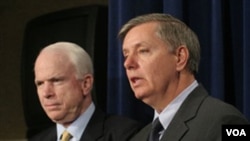 سیناتۆر لینزی گراهام هاوڕێ و هاوکارێکی نزیکی سیناتۆری پێشوو جۆن مەککەین بوو.