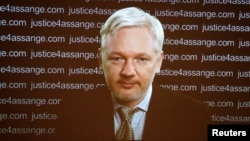 5일 영국 런던의 프론트라인 클럽에서 ‘위키리크스’의 설립자 줄리안 어산지가 영상 기자회견을 하고 있다.