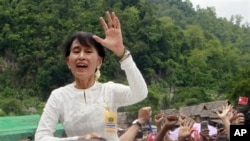 မယ္လဒုကၡသည္စခန္းကို ေရာက္ရွိလာတဲ့ ျမန္မာ့ဒီမိုကေရစီေခါင္းေဆာင္ ေဒၚေအာင္ဆန္းစုၾကည္ ဒုကၡသည္မ်ားကို ႏႈတ္ဆက္ေနစဥ္။ (ဇြန္လ ၂ ရက္၊ ၂၀၁၂)