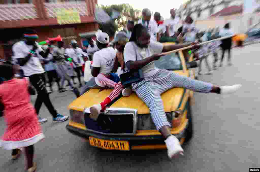 Supporters of Gambia&rsquo;s President and presidential candidate Adama Barrow celebrate after partial results of the presidential elections showed Barrow leading in Banjul, Dec. 5, 2021.