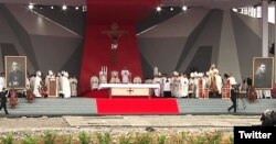 El papa Francisco durante la misa de beatificación de dos sacerdotes colombianos asesinados por rebeldes. Villavicencio, Colombia. Sept. 8, 2017. Foto: @papacol.