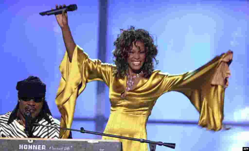 Stevie Wonder, left, and Whitney Houston perform during the ''VH1 Divas'' duets show Thursday, May 22, 2003 at the MGM Grand Garden Arena in Las Vegas. (AP Photo/Joe Cavaretta)