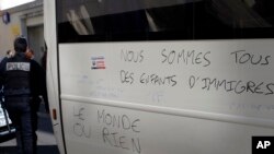 Sitiyasyon Refijye yo nan peyi Lafrans: "Nou tout nan mond lan se pitit imigran," se pawòl ki ekri sou yon mi yon lekòl ki pote non Jean Jaures nan nòdès Paris an Frans. Foto: mèkredi 4 me, 2016. Refijye sa yo te soti nan peyi Afganistan, Soudan, Yemèn ak lòt kote nan mond lan.
Menn Otorite peyi Lafrans yo ki te mete gwoup refijye sa yo nan lekòl Jean Jaures la te evakye yo apre sa. 