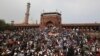 Ratusan demonstran memprotes undang-undang baru mengenai kewarganegaraan yang mengecualikan imigran Muslim, di tangga masjid Jama, masjid ikonik di ibukota India, New Delhi, Jumat (17/1).