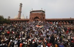 دہلی کی جامع مسجد میں نماز جمعہ کے بعد مسلمان ترمیمی شہریت قانون کے خلاف مظاہرے کرتے رہے ہیں۔