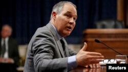 ທ່ານ​ສະ​ກັອດ ພຣູອິດ (Scott Pruitt) ຫົວໜ້າອົງການ​ປົກ​ປ້ອງ​ສິ່ງ​ແວດ​ລ້ອມ​ຂອງ​ສະຫະລັດ ຕອບຄໍາຖາມ ໃນຂະນະທີ່ທ່ານໄປປ້ອງກັນ ຢູ່ໃນກອງປະຊຸມ​ຮັບ​ຟັງ​ຄຳໃຫ້ການ​ເລື່ອງ​ປົກປ້ອງສິ່ງແວດລ້ອມ ຢູ່ໃນຫ້ອງການລັດຖະສະພາ ໃນວັນທີ 30 ມັງກອນ, 2018. 