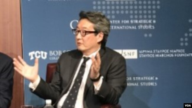 战略与国际研究中心高级顾问车维德2019年3月20日在有关中国崛起的研讨会上发言(美国之音莉雅拍摄)