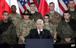 El vicepresidente de EE.UU., Mike Pence, habla frente a soldados estadounidenses y polacos en Varsvovia, Polonia, el miércoles, 13 de febrero de 2019.