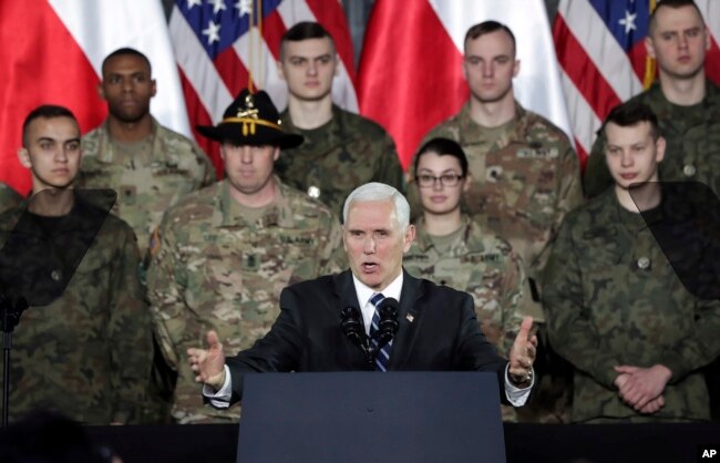 El vicepresidente de EE.UU., Mike Pence, habla frente a soldados estadounidenses y polacos en Varsvovia, Polonia, el miércoles, 13 de febrero de 2019.