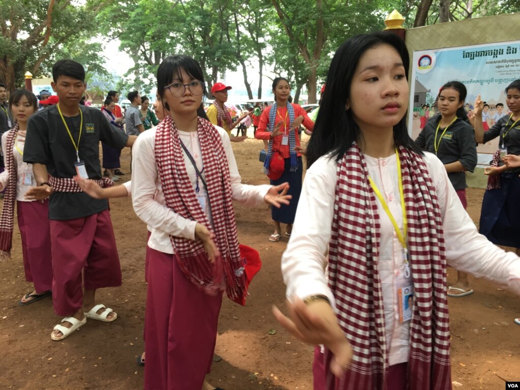 ក្រុមអ្នកស្ម័គ្រចិត្តរាំរបាំប្រពៃណីខ្មែរក្នុងពិធីបុរាណចូលឆ្នាំប្រពៃណីជាតិខ្មែរនៅទីក្រុងសៀមរាបក្នុង ថ្ងៃ ទី១៤ខែមេសាឆ្នាំ២០១៨។ (ប៉ូច រាសី/VOA)