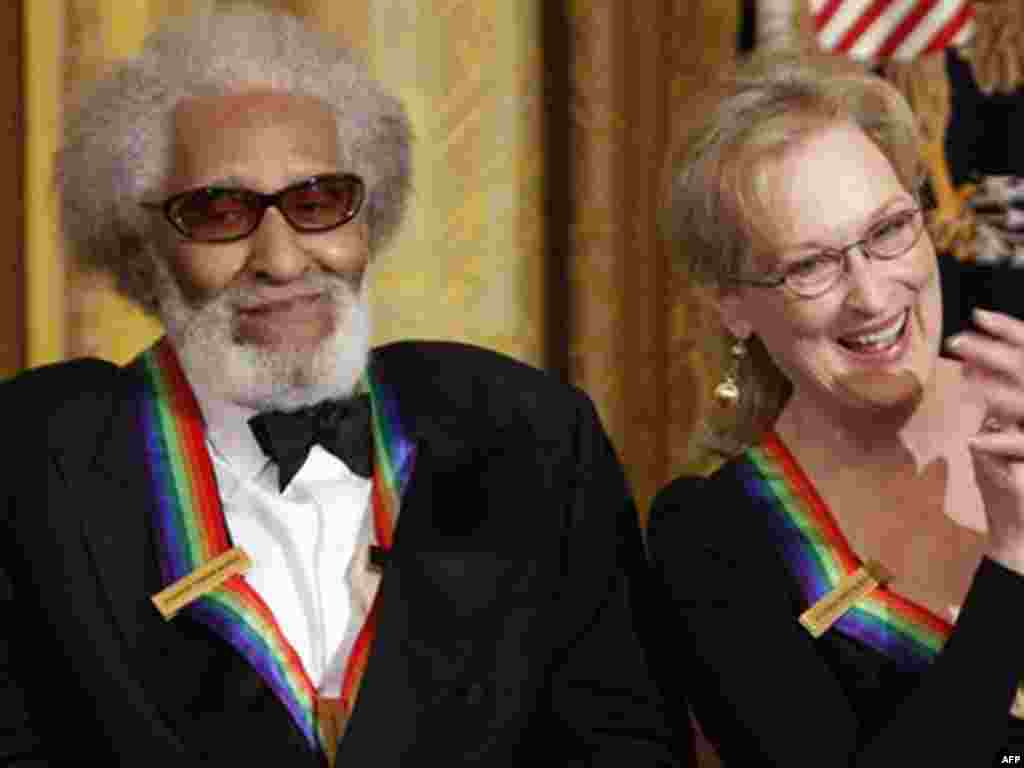 Nhà soạn nhạc kiêm tay saxo Sonny Rollins ngồi cạnh Diễn viên Meryl Streep.