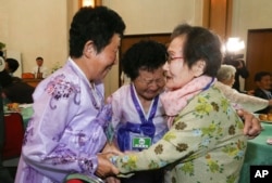21차 이산가족 상봉행사 첫날인 20일 북한 금강산호텔에서 진행된 단체상봉 행사에서 남측 한신자(99)할머니가(오른쪽) 딸 김경실(72), 김경영(71)씨와 상봉하고 있다.