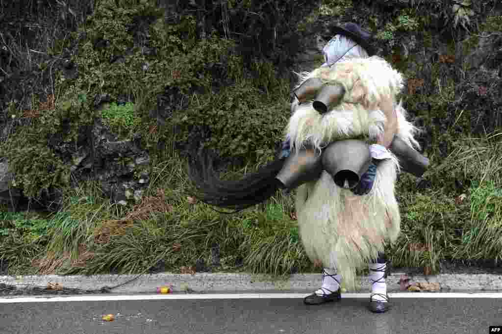 Un homme portant des peaux de mouton et des cloches participe à l&#39;ancien carnaval de Zubieta, dans le nord de la province de Navarre espagnole.