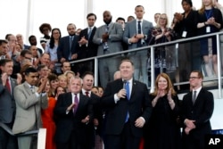 Novi državni sekretar SAD, Majk Pompeo (centar), i njegova supruga Suzan Pompeo (desno) i sin Nik Pompeo, aplaudiraju nakon obraćanja zaposlenima u Stejt dipartmentu, pošto je stigao u Steht dipartment u Vašingtonu, 1. maja 2018.