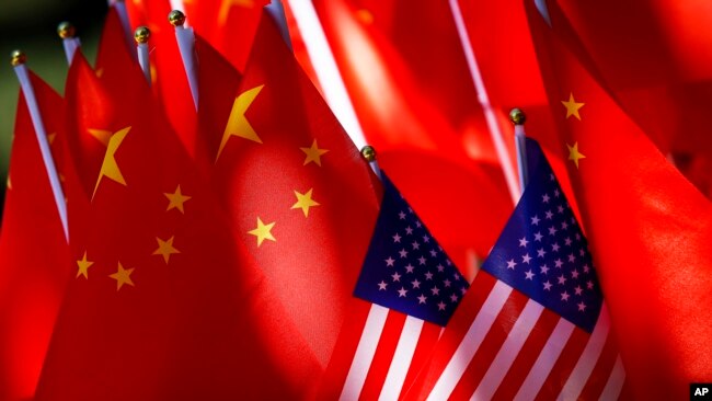 贸易纠纷之际,北京一个三轮车上悬挂的美中两国国旗