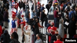 Du khách check-in tại sân bay Heathrow, Anh, đáp chuyến bay Virgin Atlantic và Delta Air Lines đến Mỹ, ngày 8/11/2021.