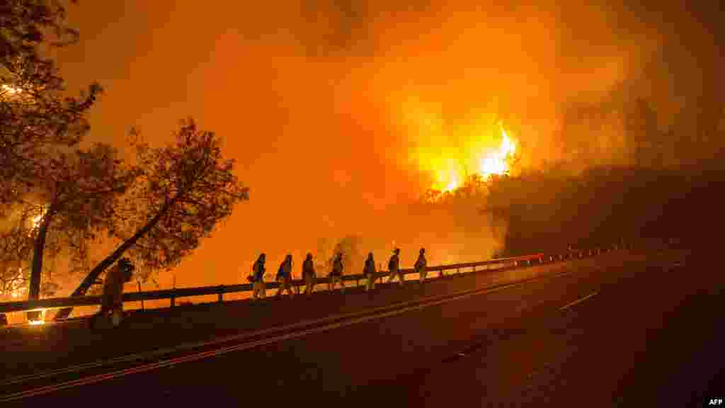 Des pompiers essaient d&#39;arrêter la propagation des&nbsp; flammes sur l&#39;autoroute 20, Californie, 2 août 2015.