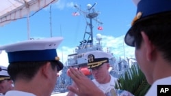 美國導彈驅逐艦鍾雲號艦長向越南海軍致告別軍禮