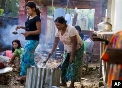 Buddhist Rakhine refugees fled from Maungdaw prepare their meal as they stay at a monastery, Aug.28, 2017, in Buthidaung, Rakhine State, western Myanmar.