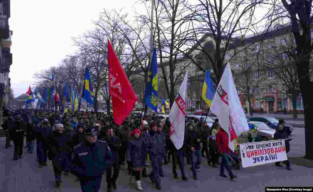 Євромайдан у Запоріжжі "Запорожці передали Києву прапор з побажаннями Євромайдану. А учасники автопробігу подарували прапор з побажаннями від київського Майдану", - пише Ніна Ярмаркіна.