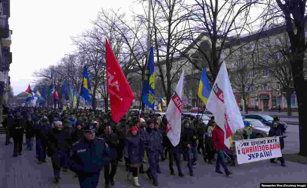 Євромайдан у Запоріжжі &quot;Запорожці передали Києву прапор з побажаннями Євромайдану. А учасники автопробігу подарували прапор з побажаннями від київського Майдану&quot;, - пише Ніна Ярмаркіна.