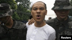 체포되는 필리핀 이슬람 반군 지도자(자료사진)