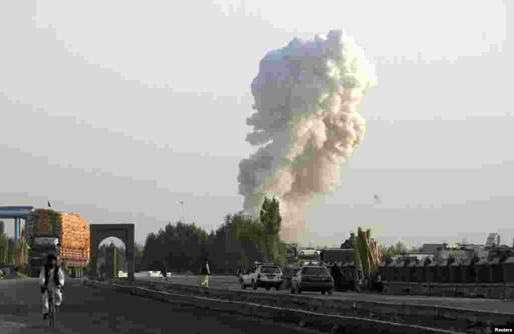 Smoke rises from the site of a bomb attack on a base operated by Polish and Afghan forces in Ghazni province, August 28, 2013.