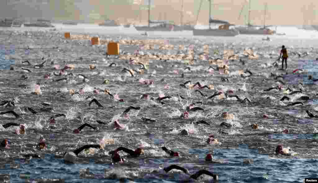포르투갈 카스카이스에서&nbsp; 철인 3종 경기인 &#39;아이언맨 70.3&#39;에 참가한 선수들이 수영하고 있다. 이 경기는 세계아이언연맹(WTC)에서 주관하는 대회로 수영 1.9km, 자전거 90km, 달리기 21km로 이어지는 극한의 경주를 펼치는 경기다.