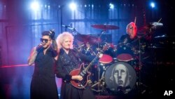 ARCHIVO- El cantante estadounidense Adam Lambert se presenta junto al guitarrista británico Brian May y el baterista Roger Taylor de la banda Queen durante un concierto en el Papp Laszlo Budapest Sports Arena de Budapest, Hungría. 4-11-17.