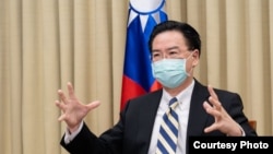 资料照：台湾外交部长吴钊燮在接受法国解放报采访。(照片来源：台湾外交部)