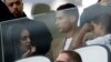ARCHIVO - La superestrella del fútbol Cristiano Ronaldo, centro, flanqueado por su novia Georgina, a la izquierda, y su hijo Cristiano Jr, se sienta en las gradas durante un partido de la Liga de Campeones, en el estadio Allianz en Turín, Italia, octubre 2, 2018.
