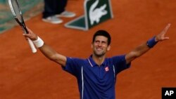 Petenis Serbia Novak Djokovic maju ke perempat final Perancis Terbuka (foto: dok). 