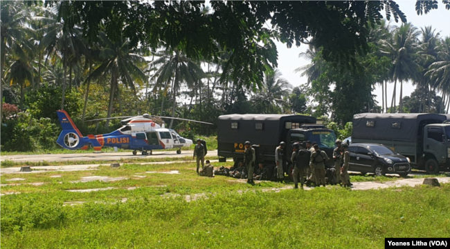 Personel Brimob Polda Sulteng bersiap menaiki helikopter untuk penyisiran pencarian kelompok teroris pegunungan. Sabtu (31/7/2021). (Foto: VOA/Yoanes Litha)