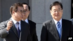ဝါရှင်တန်ကို ဆိုက်ရောက်လာတဲ့ တောင်ကိုရီးယား အမျိုးသားလုံခြုံရေးအကြံပေး Chung Eui-yong နဲ့ ကိုရီးယားထောက်လှမ်းရေးဌာန အကြီးအကဲ Suh Hoon