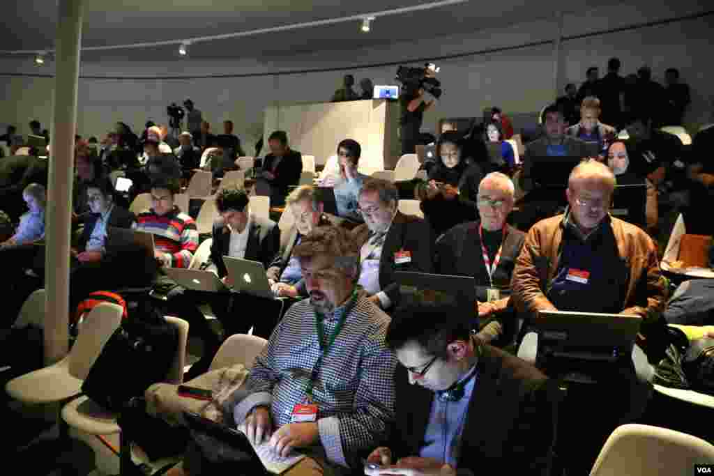 خبرنگاران حاضر در محل برگزاری نشست خبری پایانی مذاکرات اتمی ایران ۱+۵ در لوزان