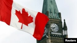 캐나다 오타와의 의회와 캐나다 국기. (자료사진)