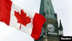 캐나다 오타와의 의회와 캐나다 국기. (자료사진)