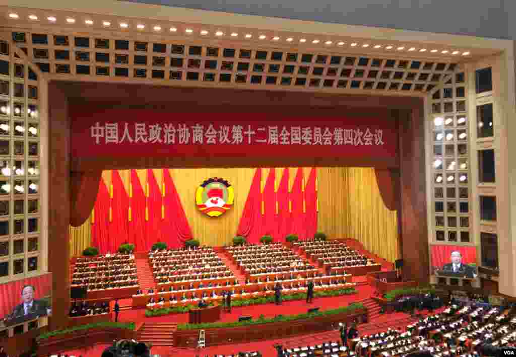 中国政协12届4次会议在北京人民大会堂隆重开幕(2016年3月3日 美国之音金子莹拍摄)