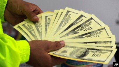 Study Transnational Crime Worth Between 1 6 To 2 Trillion Per Year File A Police Officer Shows Seized Counterfeit Dollars To The Press In Cali Colombia