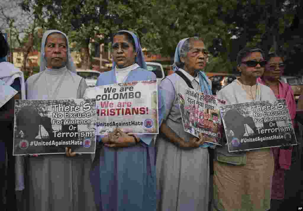 چند زن راهبه در پایتخت هند با قربانیان حملات انتحاری در سری&zwnj;لانکا همدردی می&zwnj;کنند.