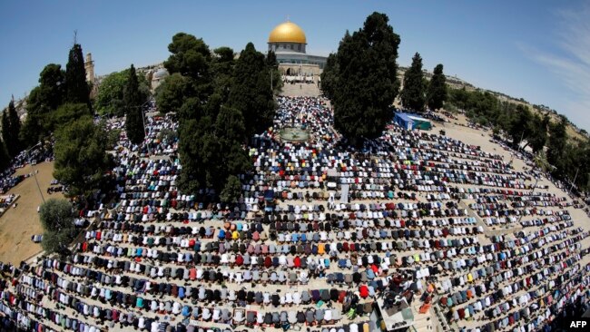فلسطینی مسجد اقصی سے متصل چوٹی پر نماز جمعہ کے لیے اکٹھے ہوئے۔ تاہم افطار کے بعد مسجد اقصی کے احاطے میں جھڑپیں شروع ہو گئی۔