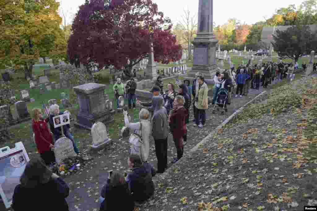 People line up to visit the grave of women&#39;s suffrage leader Susan B. Anthony on U.S. election day at Mount Hope Cemetery in Rochester, New York.