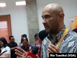 Ketua Pelaksana "Mining for Life" yang juga Juru Bicara PT Freeport Indonesia, Riza Pratama, berbicara kepada wartawan dalam "Mining For Life" di Museum Geologi, Bandung, Sabtu (19/1/2019). (Foto: VOA/Rio Tuasikal)