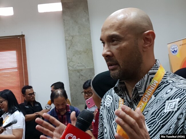 Ketua Pelaksana "Mining for Life" yang juga Juru Bicara PT Freeport Indonesia, Riza Pratama, berbicara kepada wartawan dalam "Mining For Life" di Museum Geologi, Bandung, Sabtu (19/1/2019). (Foto: VOA/Rio Tuasikal)